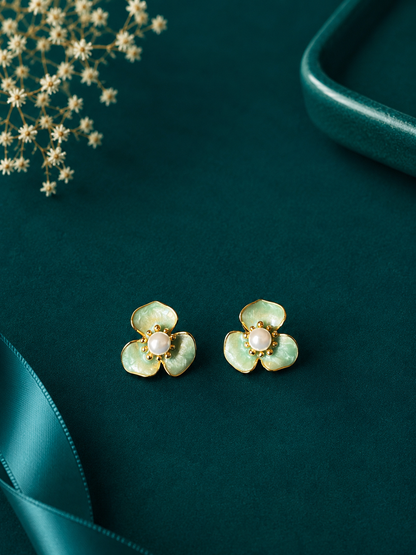 Pearl Clover Gold Stud Earrings