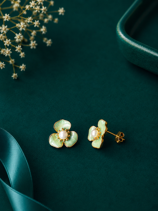 Pearl Clover Gold Stud Earrings